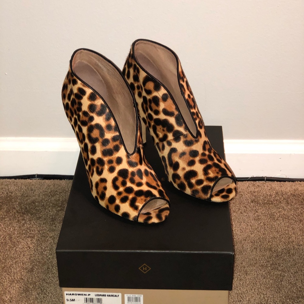 Halogen Leopard Haircalf heel, size 9.